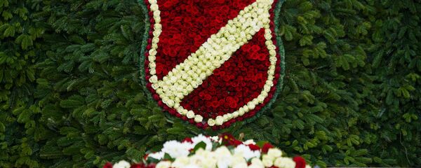 Шеврон латвийского легиона Waffen SS из цветов у памятника Свободы - Sputnik Латвия