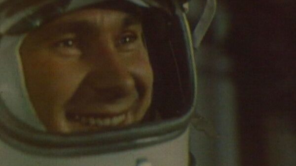 Алексей Леонов - первый человек в открытом космосе - Sputnik Латвия