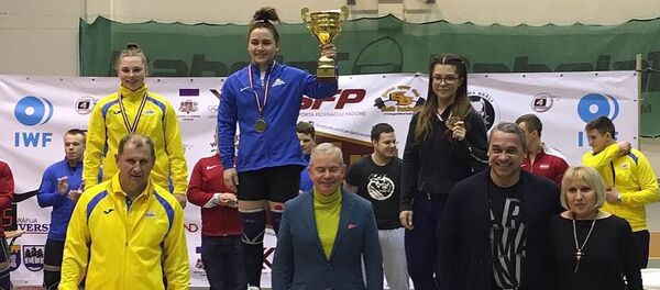 Призеры чемпионата Латвии по тяжелой атлетике в категории до 64 килограммов - Sputnik Латвия