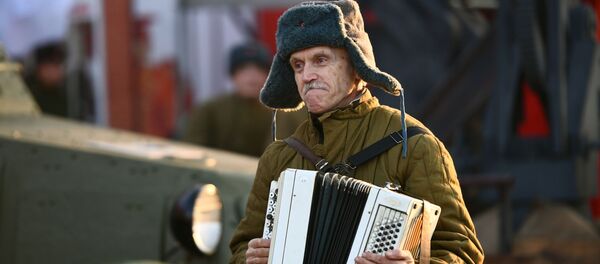 Мужчина в форме Красной армии Мужчина в форме Красной армии - Sputnik Латвия