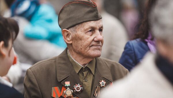 Ветеран в форме Красной армии - Sputnik Latvija