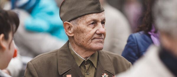 Ветеран в форме Красной армии - Sputnik Latvija