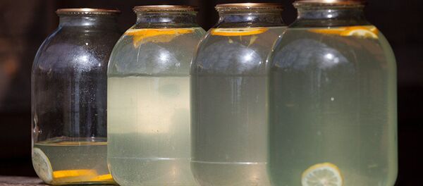 Для брожения и вкуса в березовый сок добавляют лимон, изюм, апельсин Для брожения и вкуса в березовый сок добавляют лимон, изюм, апельсин - Sputnik Latvija