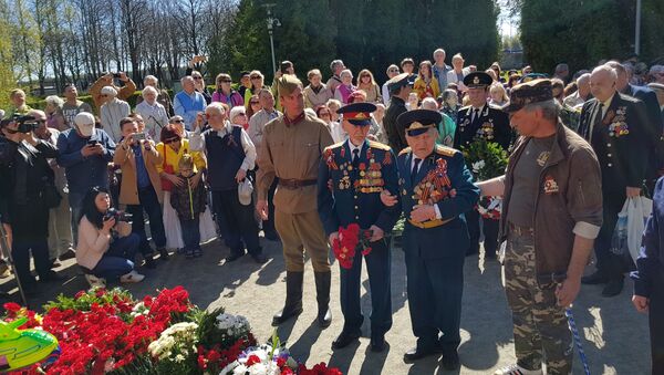 Ветераны возлагают венки к памятнику - Sputnik Латвия