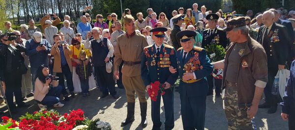 Ветераны возлагают венки к памятнику - Sputnik Латвия
