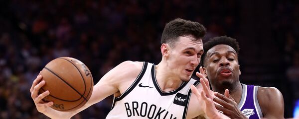 Латвийский баскетболист Бруклин Нетс Родион Куруц в матче против Сакраменто Кингз 19 марта 2019 года Латвийский баскетболист Бруклин Нетс Родион Куруц в матче против Сакраменто Кингз 19 марта 2019 года - Sputnik Латвия