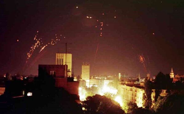 Югославская ПВО пытается сбить бомбардировщики НАТО - Sputnik Латвия