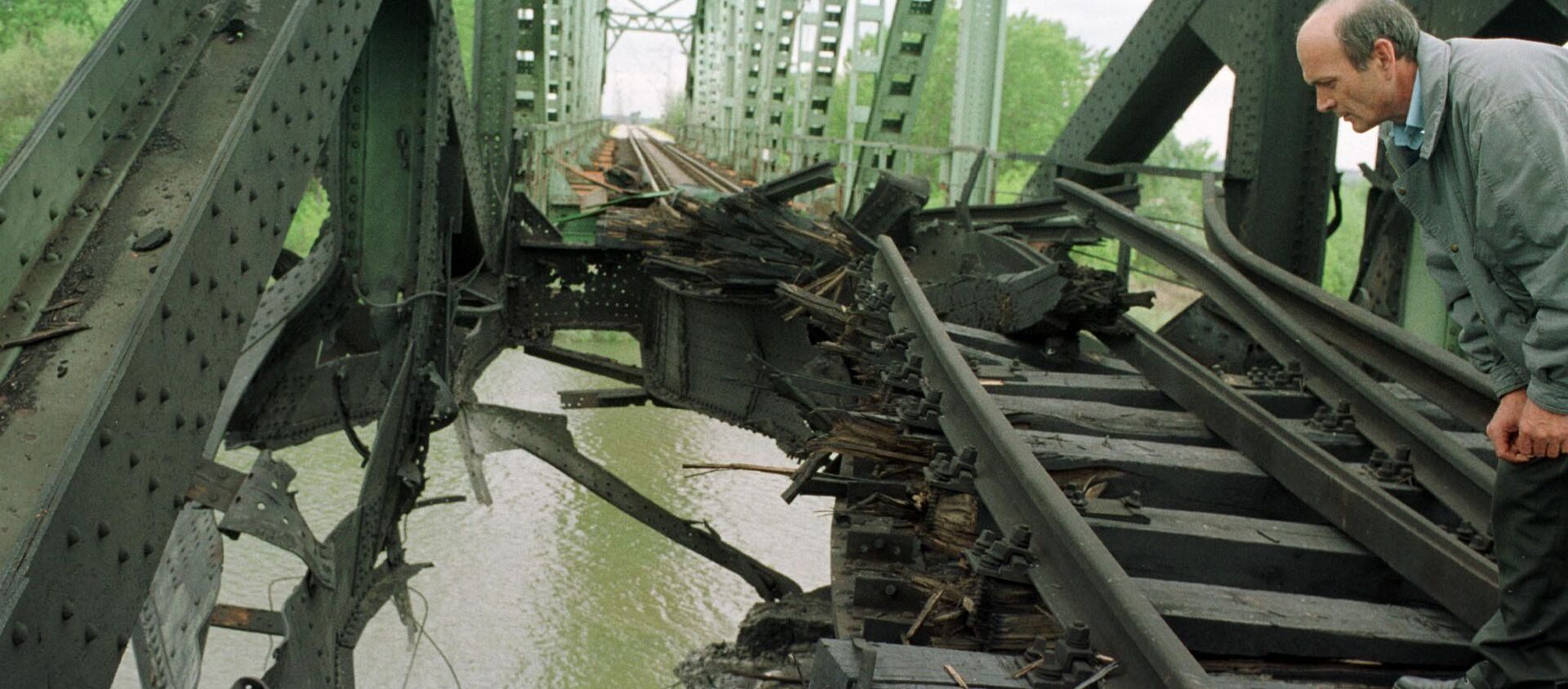 Разрушенный мост на реке Саве в пригороде Белграда Остружнице - Sputnik Латвия, 1920, 05.03.2021