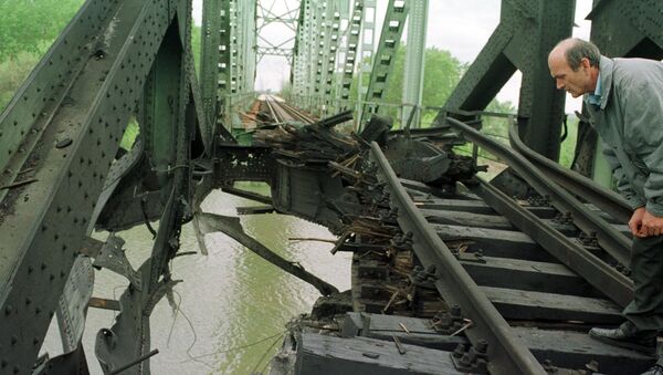 Разрушенный мост на реке Саве в пригороде Белграда Остружнице - Sputnik Латвия