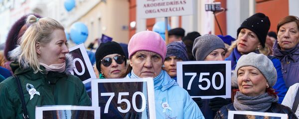 Акция протеста Латвийского профсоюза работников образования и науки с требованием выполнения ранее утвержденного графика повышения зарплат Акция протеста Латвийского профсоюза работников образования и науки с требованием выполнения ранее утвержденного графика повышения зарплат - Sputnik Latvija