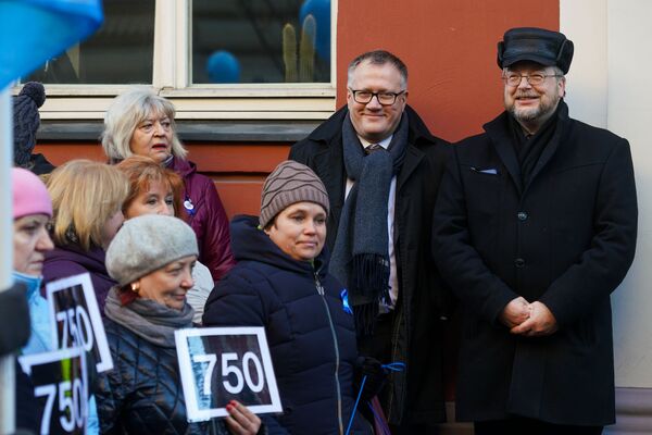 Бывший министр экономики Арвилс Ашераденс на акции протеста Латвийского профсоюза работников образования и науки - Sputnik Латвия