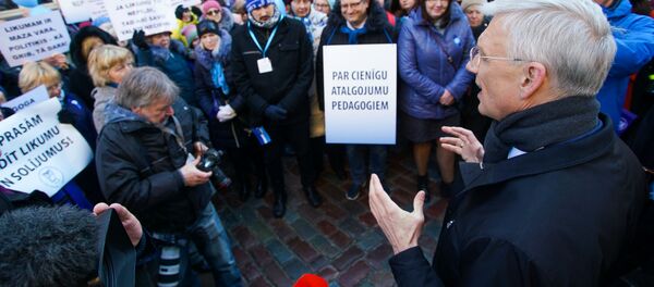 Премьер Кришьянис Кариньш на акции протеста Латвийского профсоюза работников образования и науки Премьер Кришьянис Кариньш на акции протеста Латвийского профсоюза работников образования и науки - Sputnik Latvija