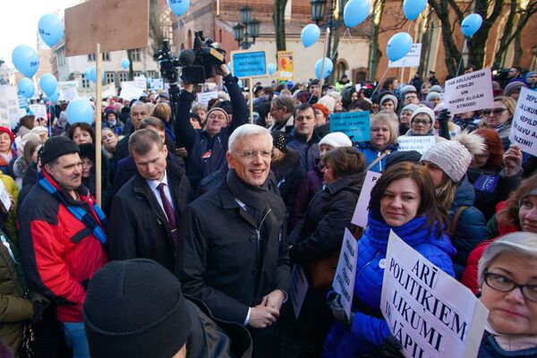 Премьер Кришьянис Кариньш на акции протеста Латвийского профсоюза работников образования и науки - Sputnik Латвия