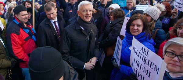 Премьер Кришьянис Кариньш на акции протеста Латвийского профсоюза работников образования и науки Премьер Кришьянис Кариньш на акции протеста Латвийского профсоюза работников образования и науки - Sputnik Латвия