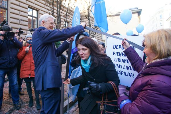 Школы в Латвии можно будет не открывать: учителя готовятся к бессрочной забастовке Школы в Латвии можно будет не открывать: учителя готовятся к бессрочной забастовке - Sputnik Латвия