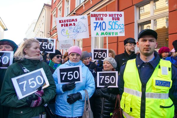 Акция протеста Латвийского профсоюза работников образования и науки с требованием выполнения ранее утвержденного графика повышения зарплат - Sputnik Латвия