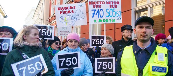 Акция протеста Латвийского профсоюза работников образования и науки с требованием выполнения ранее утвержденного графика повышения зарплат Акция протеста Латвийского профсоюза работников образования и науки с требованием выполнения ранее утвержденного графика повышения зарплат - Sputnik Latvija
