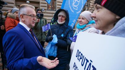 Депутат Янис Тутинс на акции протеста Латвийского профсоюза работников образования и науки