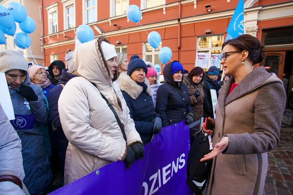 Депутат Юлия Степаненко на акции протеста Латвийского профсоюза работников образования и науки - Sputnik Латвия