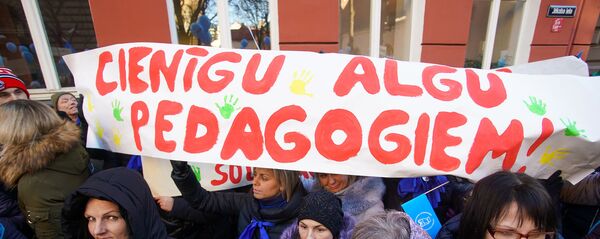 Акция протеста Латвийского профсоюза работников образования и науки с требованием выполнения ранее утвержденного графика повышения зарплат Акция протеста Латвийского профсоюза работников образования и науки с требованием выполнения ранее утвержденного графика повышения зарплат - Sputnik Latvija