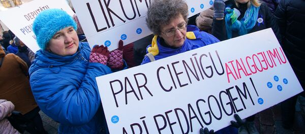 Акция протеста Латвийского профсоюза работников образования и науки с требованием выполнения ранее утвержденного графика повышения зарплат Акция протеста Латвийского профсоюза работников образования и науки с требованием выполнения ранее утвержденного графика повышения зарплат - Sputnik Latvija