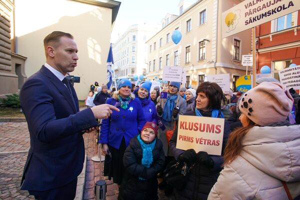 Депутат Алдис Гобземс на акции протеста Латвийского профсоюза работников образования и науки - Sputnik Латвия