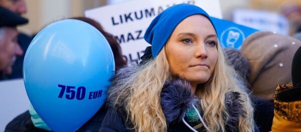 Акция протеста Латвийского профсоюза работников образования и науки с требованием выполнения ранее утвержденного графика повышения зарплат - Sputnik Латвия