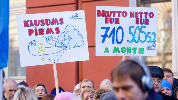 Акция протеста Латвийского профсоюза работников образования и науки с требованием выполнения ранее утвержденного графика повышения зарплат - Sputnik Latvija