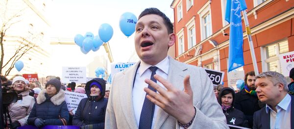 Лидер KPV LV Артусс Кайминьш на акции протеста Латвийского профсоюза работников образования и науки Лидер KPV LV Артусс Кайминьш на акции протеста Латвийского профсоюза работников образования и науки - Sputnik Латвия