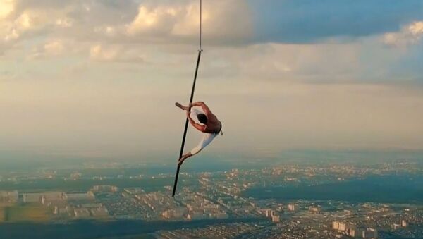 Отчаянный танец на шесте в небесах - видео - Sputnik Латвия