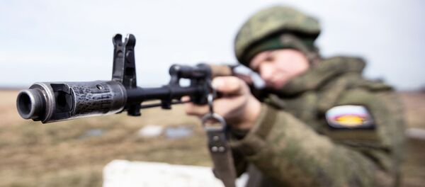 Военнослужащий береговых войск Балтийского флота во время тактических учений в Калининградской области Военнослужащий береговых войск Балтийского флота во время тактических учений в Калининградской области - Sputnik Latvija