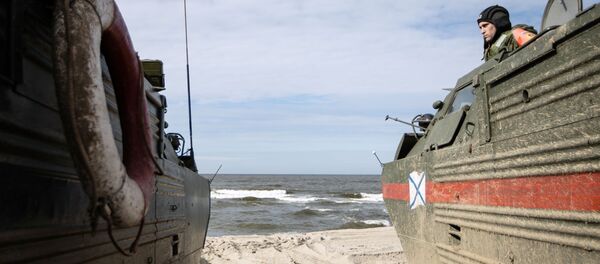 Военнослужащий береговых войск Балтийского флота во время тактических учений в Калининградской области Военнослужащий береговых войск Балтийского флота во время тактических учений в Калининградской области - Sputnik Latvija