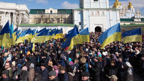 Люди слушают предвыборную речь президента Украины Петра Порошенко на Михайловской площади в Киеве - Sputnik Латвия