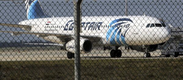 Захваченный аэробус Air А320 на взлетной полосе в аэропорту Ларнаки - Sputnik Латвия