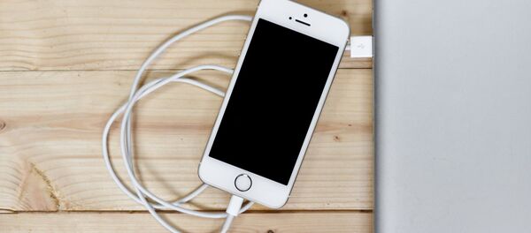 Телефон на зарядке - Sputnik Латвия