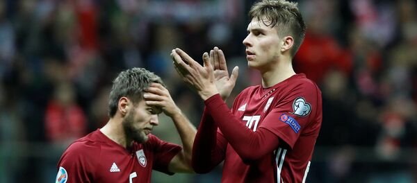 Латвиец Робертс Улдрикис аплодирует болельщикам после отборочного матча чемпионата Европы по футболу против команды Польши Латвиец Робертс Улдрикис аплодирует болельщикам после отборочного матча чемпионата Европы по футболу против команды Польши - Sputnik Латвия