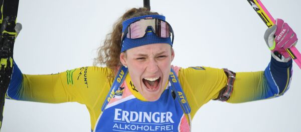 Ханна Эберг (Швеция) после финиша индивидуальной гонки среди женщин на чемпионате мира по биатлону в шведском Эстерсунде. - Sputnik Латвия