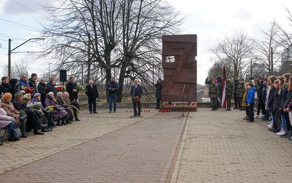 Мероприятие на железнодорожной станции Шкиротава в Риге в День памяти жертв коммунистического террора - Sputnik Латвия