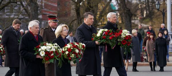 Шествие в День памяти жертв коммунистического террора. Иварс Калькис, Инара Мурниеце, Раймондс Вейонис, Кришьянис Кариньш Шествие в День памяти жертв коммунистического террора. Иварс Калькис, Инара Мурниеце, Раймондс Вейонис, Кришьянис Кариньш - Sputnik Latvija