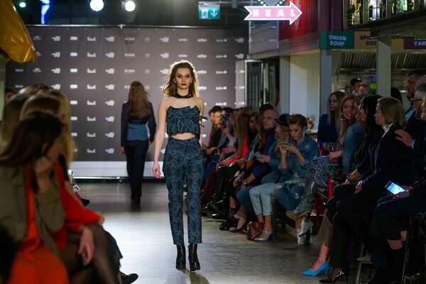 От базара до рынка: ангар моды в продовольственном павильоне От базара до рынка: ангар моды в продовольственном павильоне - Sputnik Латвия