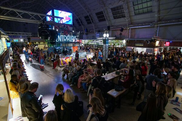 От базара до рынка: ангар моды в продовольственном павильоне От базара до рынка: ангар моды в продовольственном павильоне - Sputnik Латвия