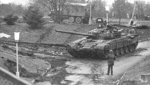 События в Вильнюсе 11— 13 января 1991 года.  Военная техника у вильнюсской телебашни. - Sputnik Латвия