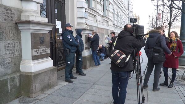 Российскую прессу не пустили на суд в Литве - кадры от входа в здание - Sputnik Латвия