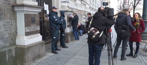 Российскую прессу не пустили на суд в Литве - кадры от входа в здание - Sputnik Латвия
