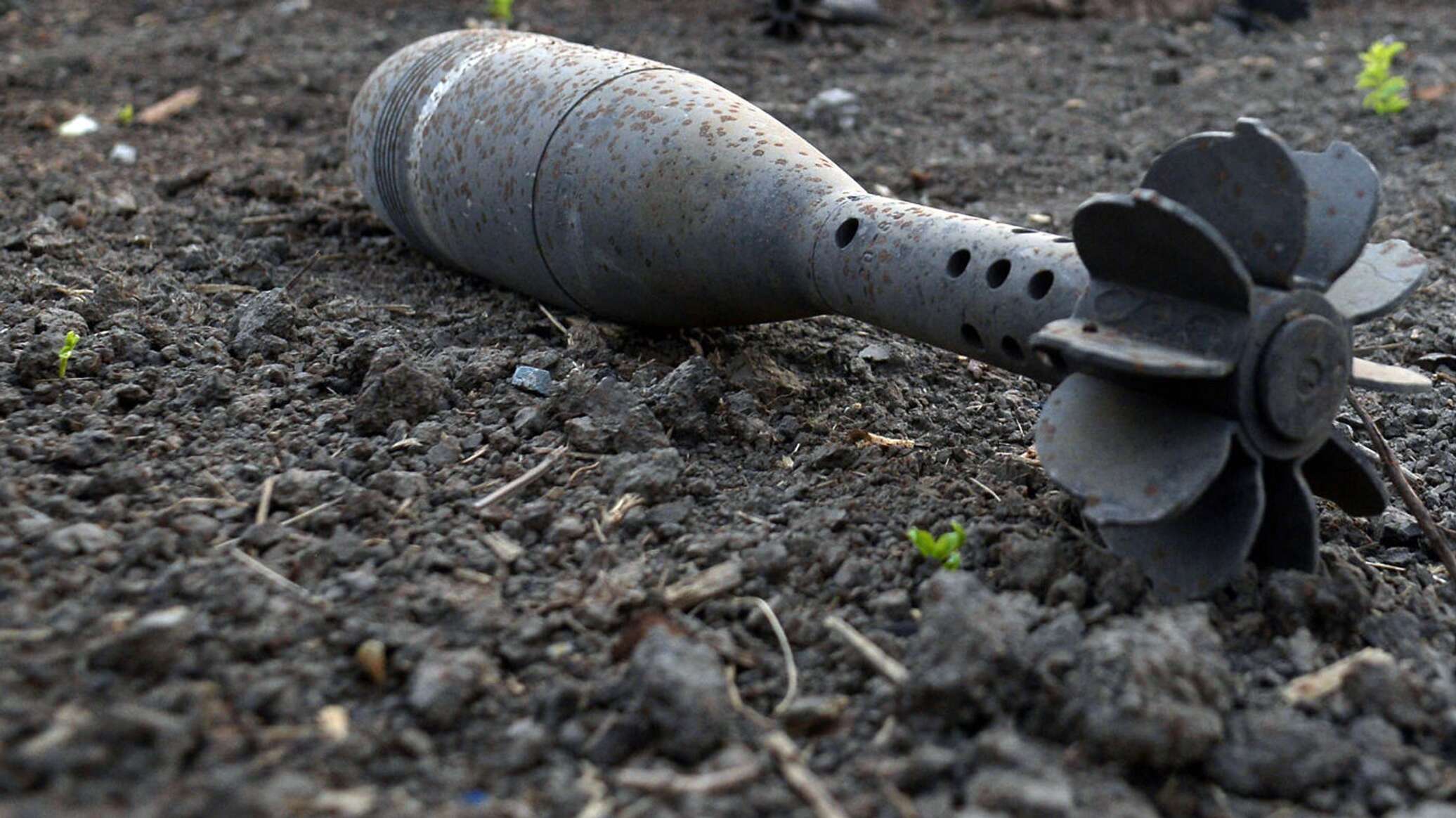 Воронка от 82 мм мины. Хвостовик мины. Воронки от миномета 120 мм. Противопехотная мина пом-2. Ракета смерч.