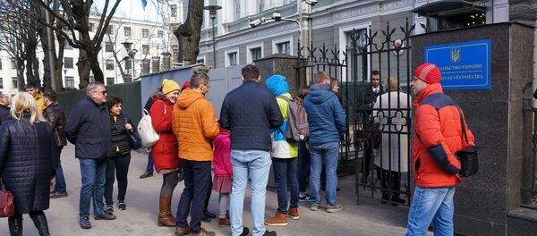 Очередь у избирательного участка в здании посольства Украины в Риге  Очередь у избирательного участка в здании посольства Украины в Риге  - Sputnik Latvija