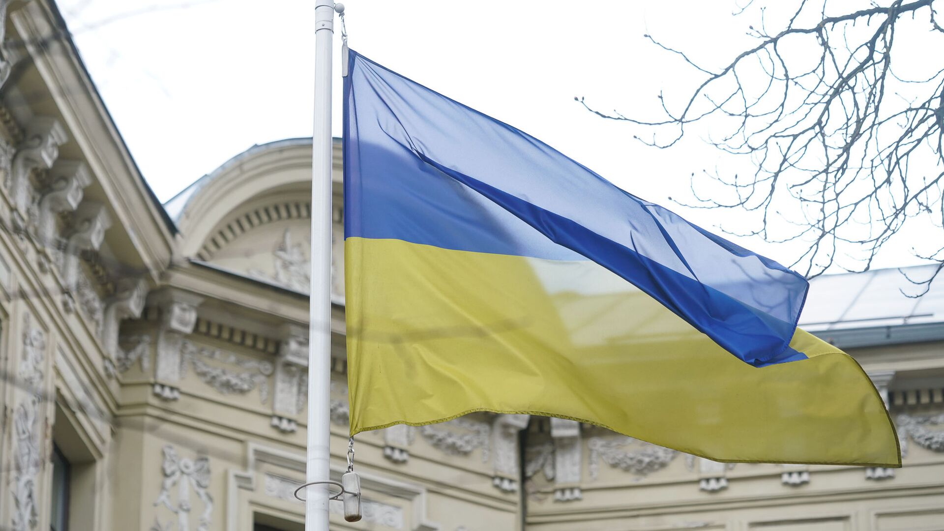 Флаг Украины у здания посольства в Риге - Sputnik Латвия, 1920, 19.08.2021