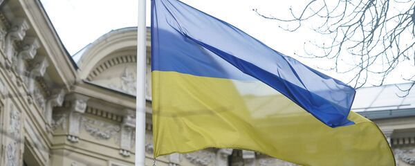 Флаг Украины у здания посольства в Риге - Sputnik Латвия