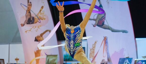 Российская гимнастка Анна Иванова выполняет упражнение с лентой Российская гимнастка Анна Иванова выполняет упражнение с лентой - Sputnik Латвия