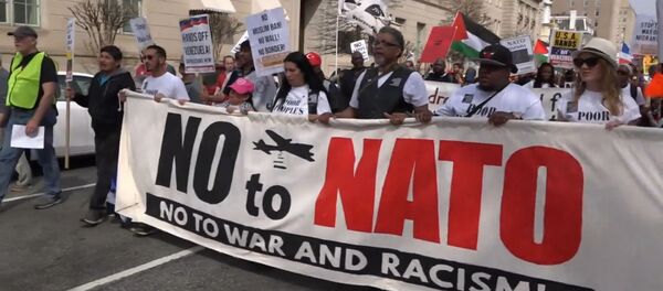 Сотни людей вышли на митинг против НАТО в Вашингтоне - Sputnik Латвия